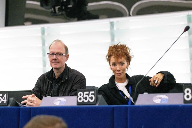 EU-Parlamentarier Martin Sonneborn und Sibylle Berg EU-Parlamentarier Martin Sonneborn und Sibylle Berg