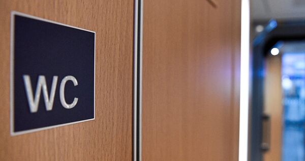 Vor einer Zugtoilette kam es zum Streit. Vor einer Zugtoilette kam es zum Streit.