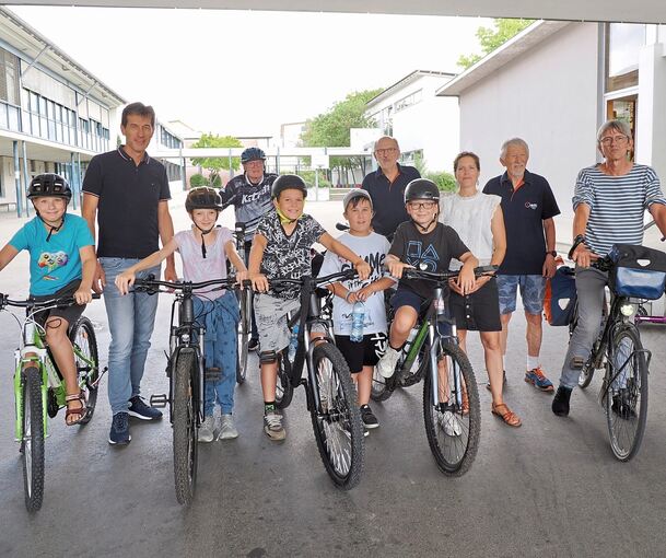 An der Waldschule gibt eine Fahrrad-AG Nachhilfe auf zwei Rädern. Das Bild zeigt die Teilnehmer sowie hinten, von links: Schulleiter Markus Nutz sowie Günter Eitel, Heike Merz, Günter Gerkl und Albrecht Kurz vom ADFC, die sich in der AG engagieren.