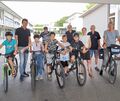 An der Waldschule gibt eine Fahrrad-AG Nachhilfe auf zwei Rädern. Das Bild zeigt die Teilnehmer sowie hinten, von links: Schulle An der Waldschule gibt eine Fahrrad-AG Nachhilfe auf zwei Rädern. Das Bild zeigt die Teilnehmer sowie hinten, von links: Schulleiter Markus Nutz sowie Günter Eitel, Heike Merz, Günter Gerkl und Albrecht Kurz vom ADFC, die sich in der AG engagieren.