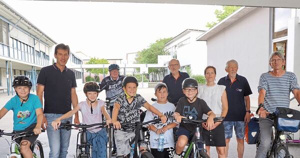 An der Waldschule gibt eine Fahrrad-AG Nachhilfe auf zwei Rädern. Das Bild zeigt die Teilnehmer sowie hinten, von links: Schulle An der Waldschule gibt eine Fahrrad-AG Nachhilfe auf zwei Rädern. Das Bild zeigt die Teilnehmer sowie hinten, von links: Schulleiter Markus Nutz sowie Günter Eitel, Heike Merz, Günter Gerkl und Albrecht Kurz vom ADFC, die sich in der AG engagieren.