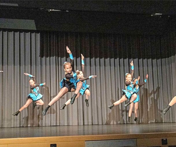 Die Mini Frogs des TSC Dance Inspiration Großbottwar-Oberstenfeld sorgten für einen schwungvollen Auftakt. Die Mini Frogs des TSC Dance Inspiration Großbottwar-Oberstenfeld sorgten für einen schwungvollen Auftakt.