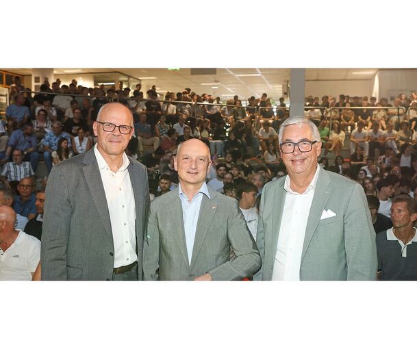 Schulleiter Stefan Ranzinger (links) hatte Nikolas Stihl, den aktuellen Aufsichtsratsvorsitzenden des Waiblinger Familienunternehmens, als Redner für die 20. Auflage der BSZ-Veranstaltungsreihe „Schule trifft Wirtschaft“ gewonnen. Zu den Zuhörern geh