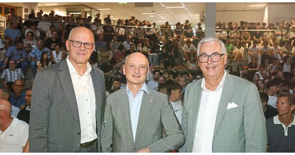 Schulleiter Stefan Ranzinger (links) hatte Nikolas Stihl, den aktuellen Aufsichtsratsvorsitzenden des Waiblinger Familienunterne Schulleiter Stefan Ranzinger (links) hatte Nikolas Stihl, den aktuellen Aufsichtsratsvorsitzenden des Waiblinger Familienunternehmens, als Redner für die 20. Auflage der BSZ-Veranstaltungsreihe „Schule trifft Wirtschaft“ gewonnen. Zu den Zuhörern geh