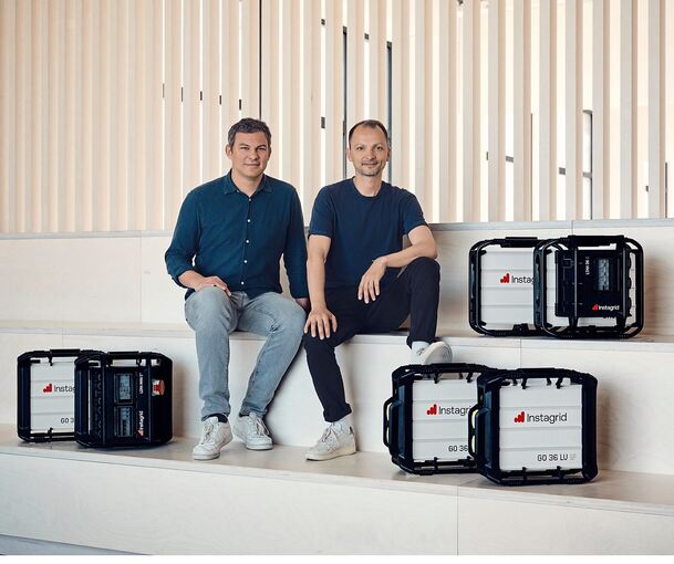 Angetrieben von der Energiewende: Sebastian Berning (links) und Andreas Sedlmayr entwickelten das Unternehmen zum weltweit führenden Anbieter mobiler Energiespeicher für Profis.