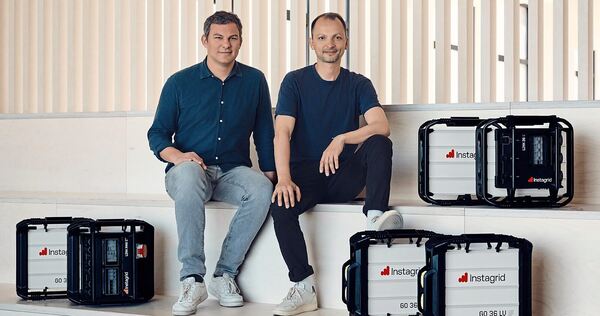 Angetrieben von der Energiewende: Sebastian Berning (links) und Andreas Sedlmayr entwickelten das Unternehmen zum weltweit führe Angetrieben von der Energiewende: Sebastian Berning (links) und Andreas Sedlmayr entwickelten das Unternehmen zum weltweit führenden Anbieter mobiler Energiespeicher für Profis.