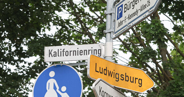 Schilderwald am Kalifornienring: Ludwigsburg liegt für die rund 8.000 Pattonviller direkt um die Ecke.