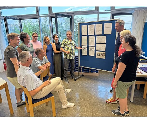 Lothar Pfeiffer (Mitte) blickt bei der Mitgliederversammlung auf die Anfangszeit des Fördervereins der Wunnensteinschule Großbottwar zurück.