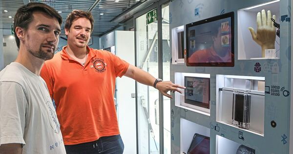 Der Mathematiker und der Biologe: Benjamin Wiest (links) und Lukas Klarner in dem Digital Truck, in dem die Coaches Schülern dig Der Mathematiker und der Biologe: Benjamin Wiest (links) und Lukas Klarner in dem Digital Truck, in dem die Coaches Schülern digitale Kompetenzen vermitteln.