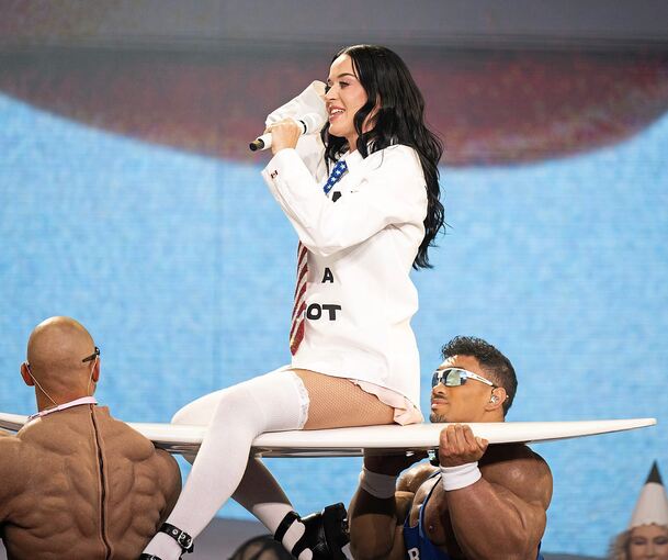 Mix aus Bio-Pic, Vaudeville und Nummernrevue: Katy Perry bei den Jazz Open auf dem Schlossplatz.