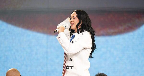 Mix aus Bio-Pic, Vaudeville und Nummernrevue: Katy Perry bei den Jazz Open auf dem Schlossplatz. Mix aus Bio-Pic, Vaudeville und Nummernrevue: Katy Perry bei den Jazz Open auf dem Schlossplatz.
