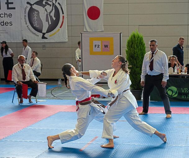 Lana Hogl (rechts) gewinnt das Finale im Kumite-Einzelwettbewerb.