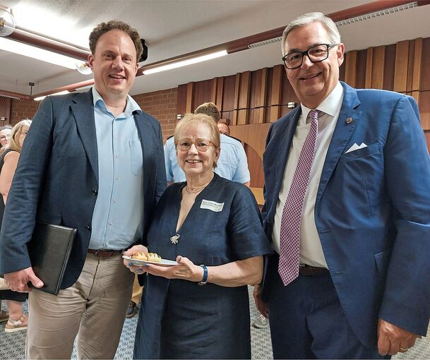 Fröhliche Gesichter beim Jubiläum: (von links) Ludwigsburgs OB Matthias Knecht, die Vorsitzende des Kreisseniorenrates Nora Jordan-Weinberg und Landrat Dietmar Allgaier.