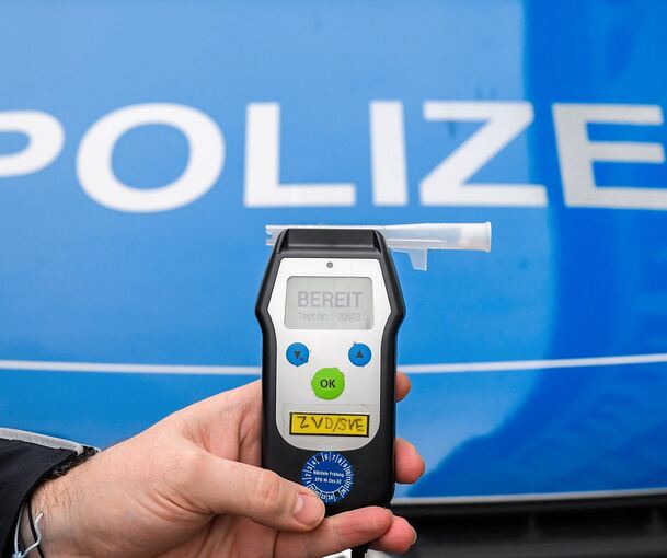 Die Polizeibeamten nahmen bei dem Mann einen Atemalkoholtest vor. Die Polizeibeamten nahmen bei dem Mann einen Atemalkoholtest vor.