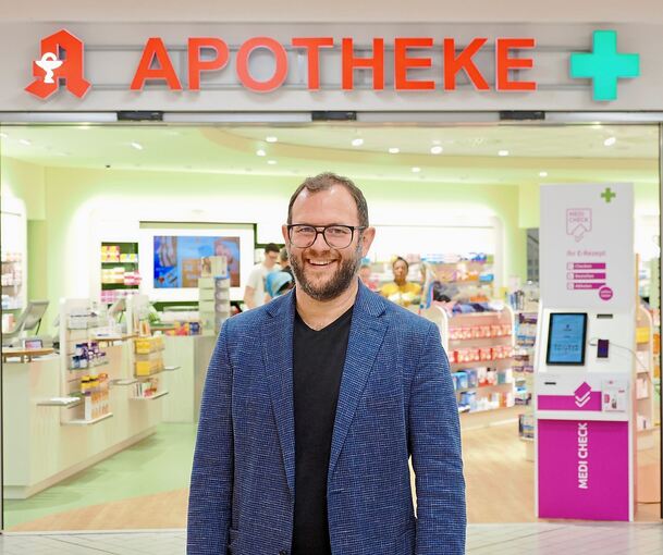 Andreas Bühler vor seiner Apotheke in der Bietigheimer Kaufland-Filiale. Der gebürtige Waiblinger stammt aus einer Friseurfamilie.