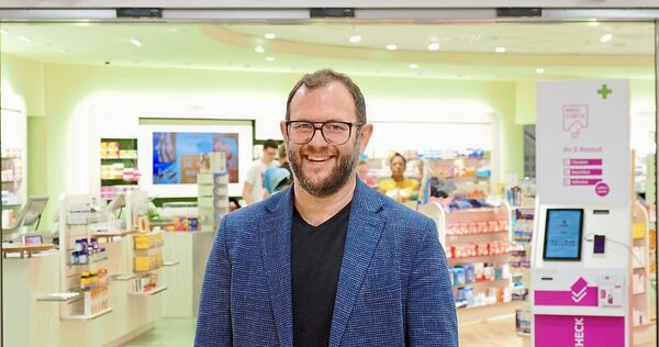 Andreas Bühler vor seiner Apotheke in der Bietigheimer Kaufland-Filiale. Der gebürtige Waiblinger stammt aus einer Friseurfamili Andreas Bühler vor seiner Apotheke in der Bietigheimer Kaufland-Filiale. Der gebürtige Waiblinger stammt aus einer Friseurfamilie.