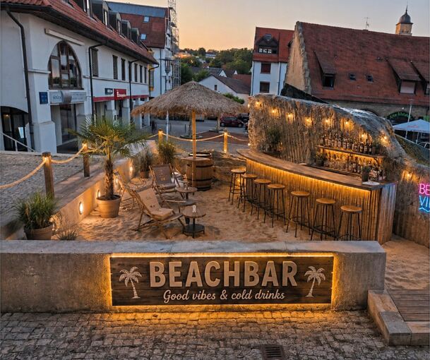 Sand, Sonnenschirm und kühle Getränke: So würde es sich auch bei Hitze auf dem Schlosshof aushalten lassen.