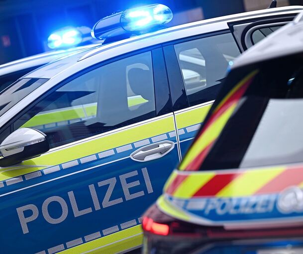 Die Polizei nimmt Hinweise zu dem Unfall entgegen. Die Polizei nimmt Hinweise zu dem Unfall entgegen.