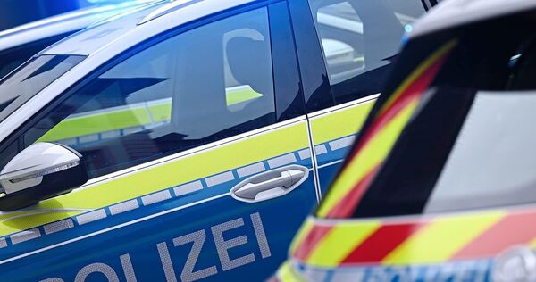 Die Polizei nimmt Hinweise zu dem Unfall entgegen. Die Polizei nimmt Hinweise zu dem Unfall entgegen.