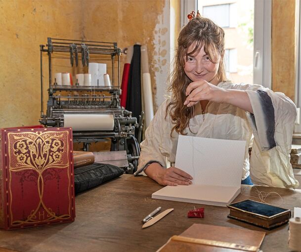 Lea Antonia Varga an ihrem Arbeitsplatz. Hier entstehen individuelle Notizbücher.