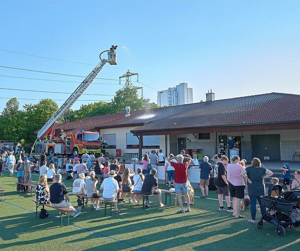 Viele schauen bei der Übung der Ludwigsburger Feuerwehr auf dem Sportplatz zu.