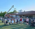 Viele schauen bei der Übung der Ludwigsburger Feuerwehr auf dem Sportplatz zu.