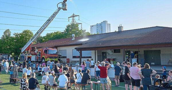 Viele schauen bei der Übung der Ludwigsburger Feuerwehr auf dem Sportplatz zu. Viele schauen bei der Übung der Ludwigsburger Feuerwehr auf dem Sportplatz zu.