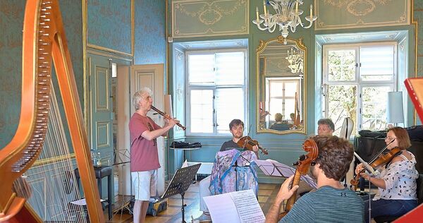 Geist der Improvisation: Giovanni Antonini und sein Ensemble „Il Giardino Armonico“ proben im Palais Grävenitz. Geist der Improvisation: Giovanni Antonini und sein Ensemble „Il Giardino Armonico“ proben im Palais Grävenitz.