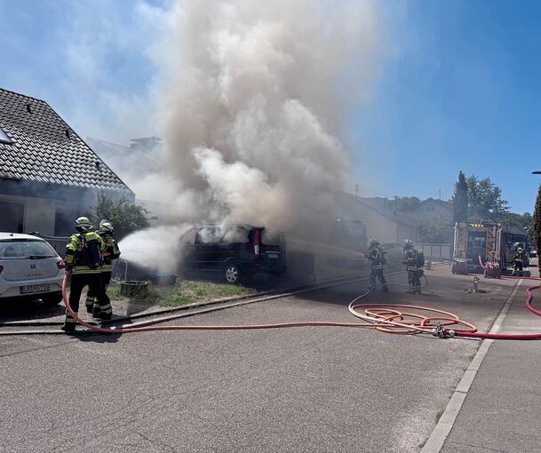 Der Kleinbus stand beim Eintreffen der Feuerwehr komplett in Flammen. Der Kleinbus stand beim Eintreffen der Feuerwehr komplett in Flammen.