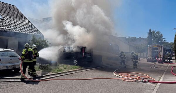 Der Kleinbus stand beim Eintreffen der Feuerwehr komplett in Flammen. Der Kleinbus stand beim Eintreffen der Feuerwehr komplett in Flammen.