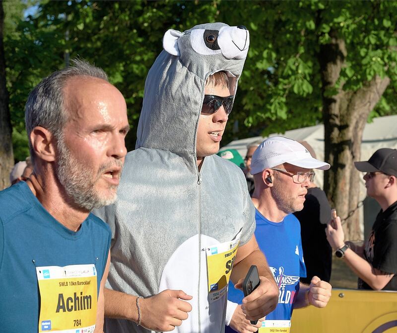 Trotz Hitze mit Kostüm auf der Strecke. Trotz Hitze mit Kostüm auf der Strecke.