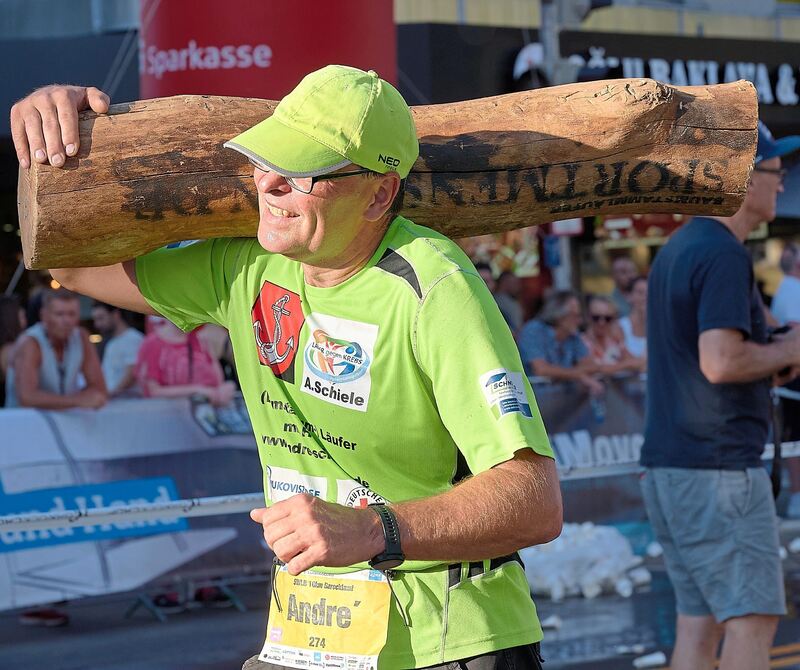 Baumstammläufer André packt sich noch was obendrauf. Baumstammläufer André packt sich noch was obendrauf.