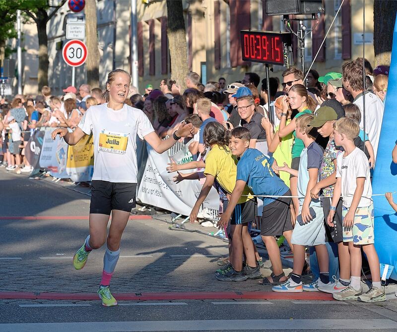 Zieleinlauf für Julia. Zieleinlauf für Julia.