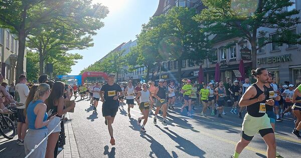 Läuferinnen und Läufer auf der Wilhelmstraße. Läuferinnen und Läufer auf der Wilhelmstraße.