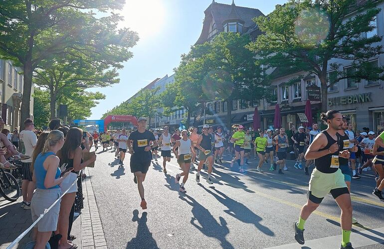 Läuferinnen und Läufer auf der Wilhelmstraße. Läuferinnen und Läufer auf der Wilhelmstraße.