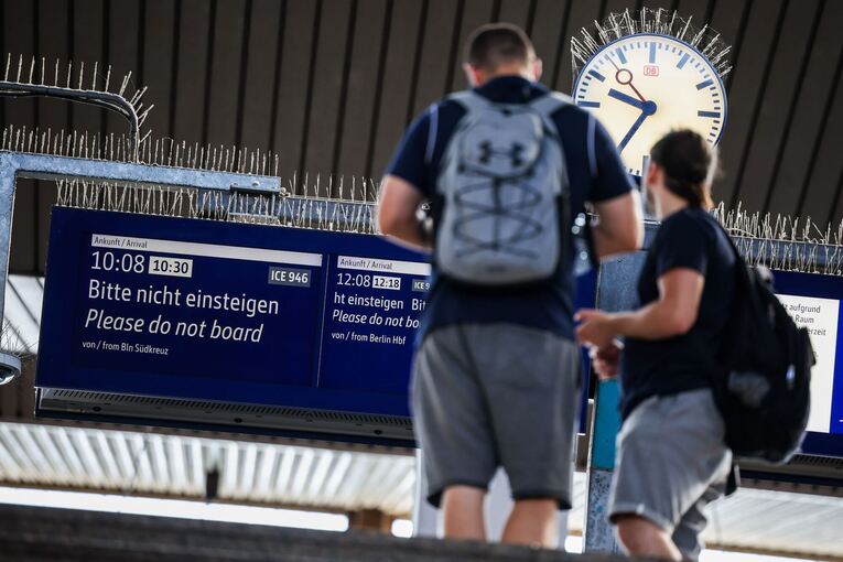 Bahnstrecke zwischen Köln und Düsseldorf gesperrt Bahnstrecke zwischen Köln und Düsseldorf gesperrt