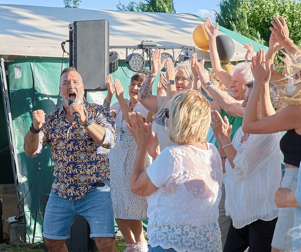Auftritt bei der Release-Party für „Fantastico“ in der Minigolfanlage in Korntal-Münchingen: Markus Rotano ist auf der Bühne in seinem Element – egal, ob sie nun groß oder etwas kleiner ist.