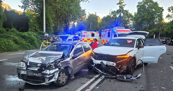 Frontalzusammenstoß in Stuttgart - Mehrere Verletzte
