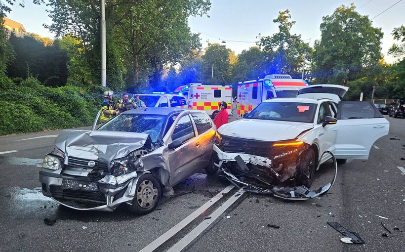 Frontalzusammenstoß in Stuttgart - Mehrere Verletzte Frontalzusammenstoß in Stuttgart - Mehrere Verletzte