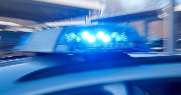 Gerlingen-Radfelge-fliegt-durch-die-Luft-und-trifft-Auto