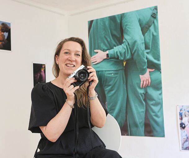 Julia Kohl bei ihrer ersten Einzelausstellung in Korntal-Münchingen.