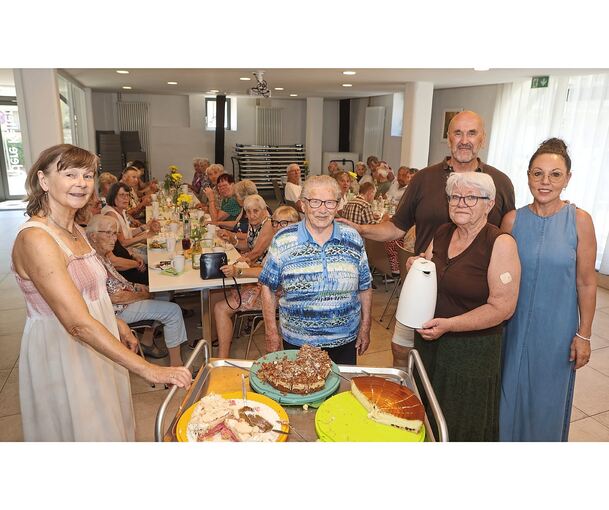 Kuchen gab es beim Seniorentreff reichlich, denn die Helfer hatten einiges gebacken.
