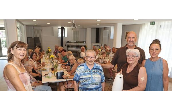 Kuchen gab es beim Seniorentreff reichlich, denn die Helfer hatten einiges gebacken.