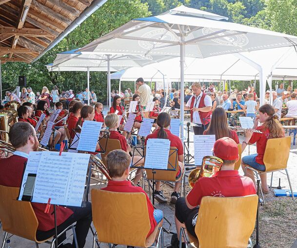 Im Schutz großer Schirme wurde am Sonntag am Dreschschuppen musiziert.