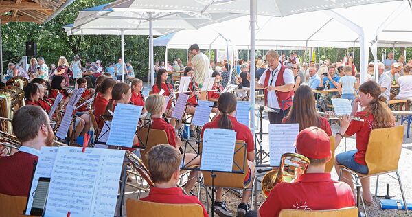 Im Schutz großer Schirme wurde am Sonntag am Dreschschuppen musiziert.
