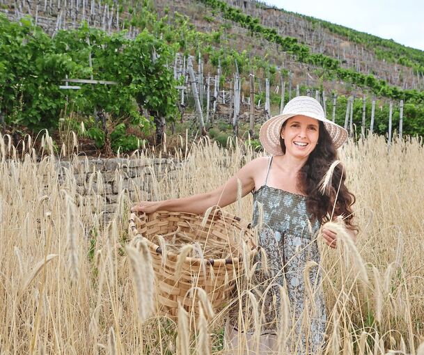 Roggen am Fuße des Weinbergs: Isabel Gil hat kürzlich mit der Getreideernte begonnen.
