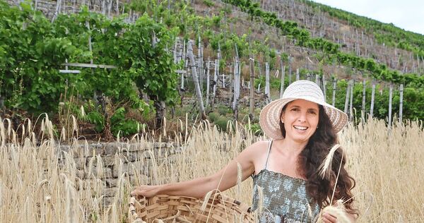 Roggen am Fuße des Weinbergs: Isabel Gil hat kürzlich mit der Getreideernte begonnen.