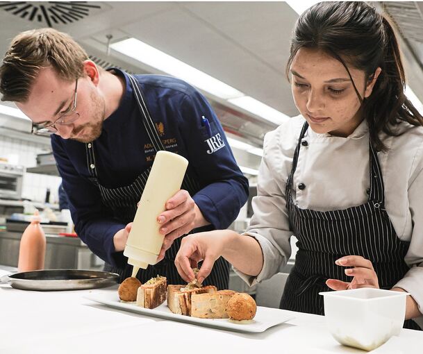 Moritz Feichtinger, Küchenchef der „Schwabenstube“ im Adler, und Prajina Khatiwada, die Leiterin der Tapas-Bar, geben den Speisen den letzten Schliff.