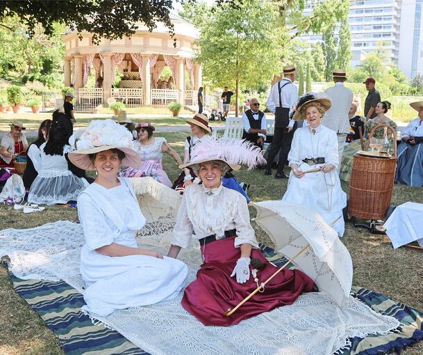 Um das Jahr 1900 sah die Sommermode ungefähr so aus.