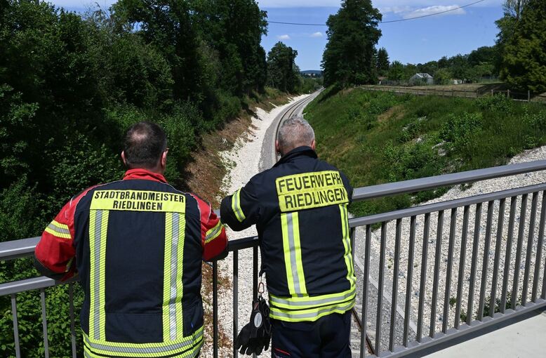 Feuerwehrmänner nach Einsatz Zugunglück Riedlingen Feuerwehrmänner nach Einsatz Zugunglück Riedlingen